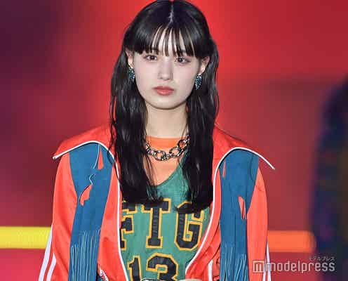 鶴嶋乃愛、攻めヴィンテージスタイルで圧巻オーラ<GirlsAward 2022 S/S>