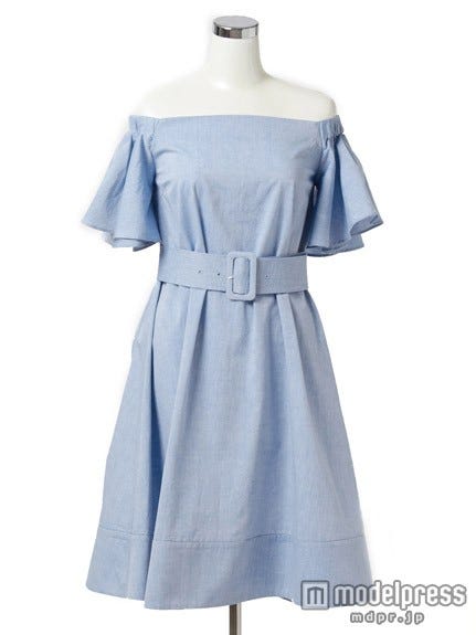 シャンブレーオフショルワンピース「DRWCYS」17,280円(税込)