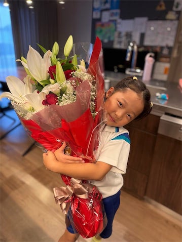 小原正子、51歳誕生日に夫・マック鈴木から"サプライズ花束" 「持ってもいい？」7歳長女も大喜び