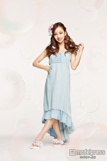 自身プロデュースの「バブルフラップ（Bubbleflop）」を履きこなす板野友美