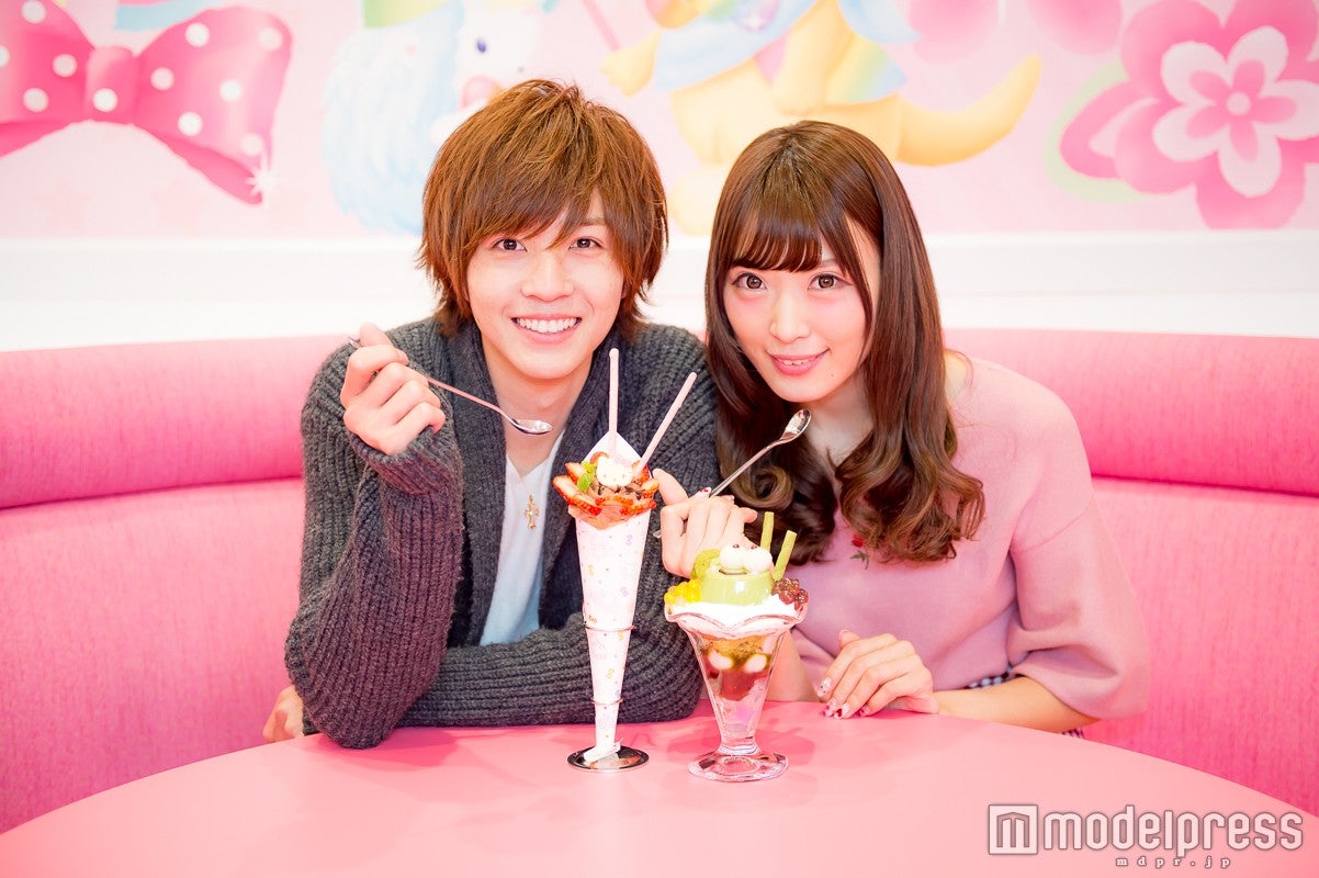 「ハローキティのストロベリーチョコクレープ」（税込650円）、「けろけろけろっぴの抹茶白玉パフェ」（税込900円）／モデル：かえで、笹森裕貴（C）モデルプレス