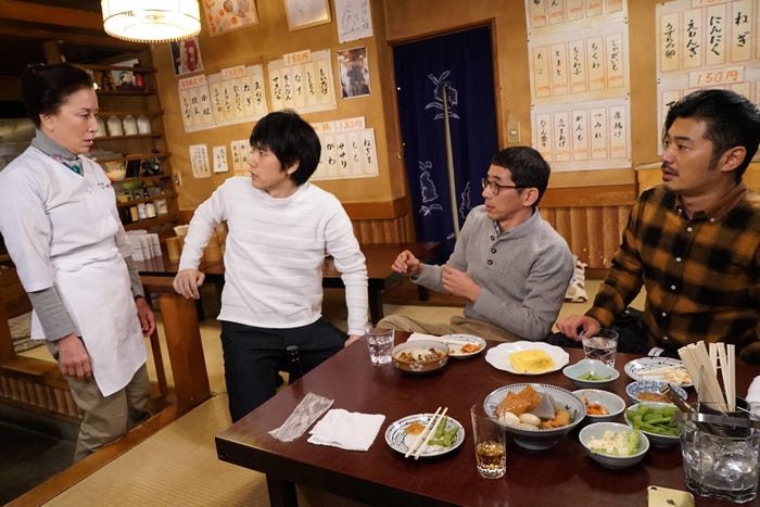 高畑淳子、松山ケンイチ、野間口徹、平山浩行/「隣の家族は青く見える」第7話より(C)フジテレビ