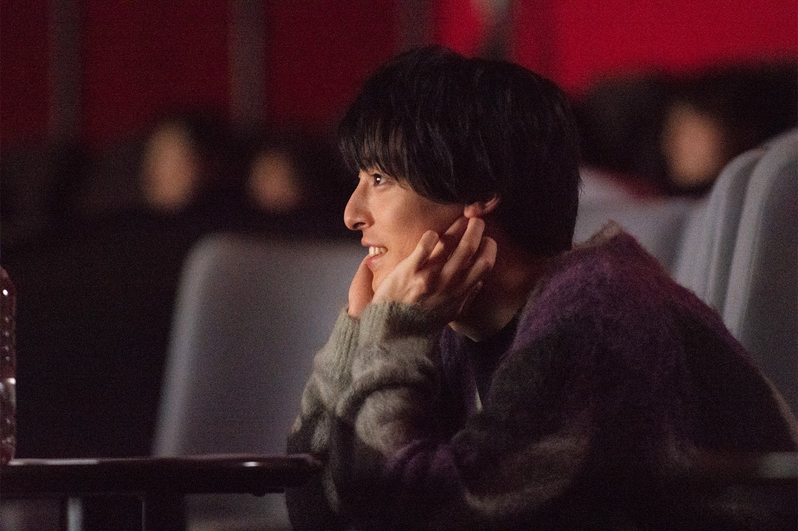 ファンと一緒に鑑賞（写真提供：所属事務所）