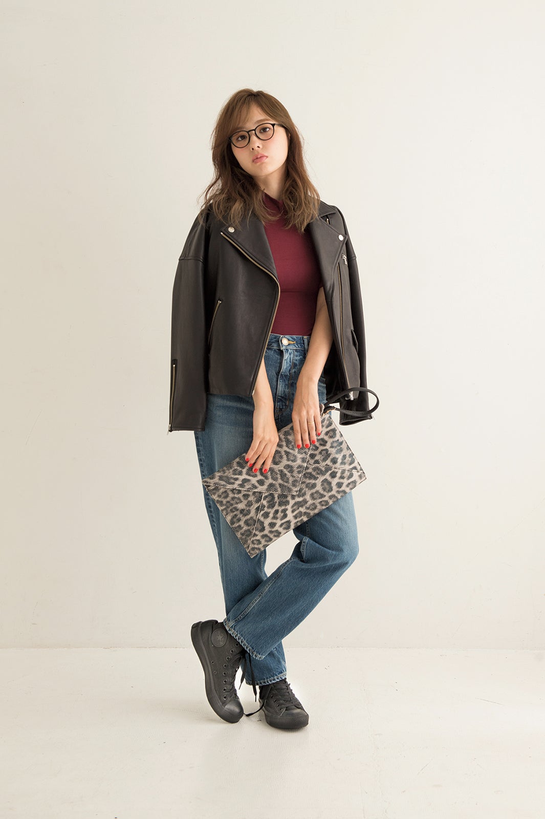 ハイウエストデニムの“辛コーデ”（画像提供：セブン＆アイ出版）