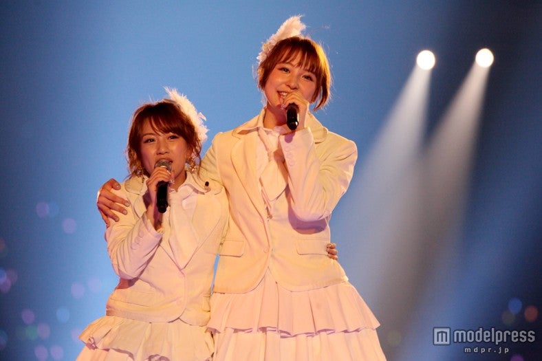 高橋みなみ、篠田麻里子／「AKB48 2013真夏のドームツアー～まだまだ、やらなきゃいけないことがある～」福岡公演1日目より（C）AKS