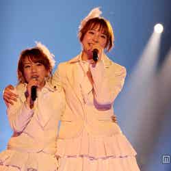 高橋みなみ、篠田麻里子／「AKB48 2013真夏のドームツアー～まだまだ、やらなきゃいけないことがある～」福岡公演1日目より（C）AKS