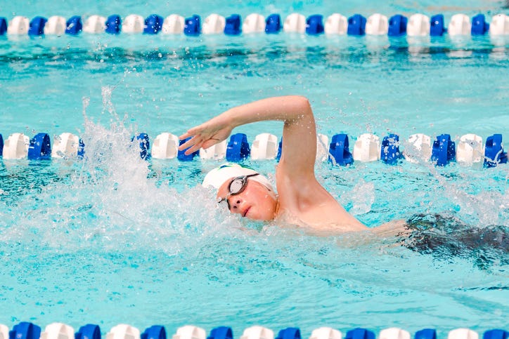 プールでクロールをしている