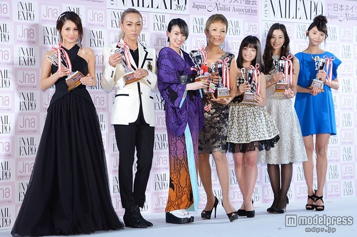 「ネイルクイーン2015」授賞式(左から)ダレノガレ明美、GENKING、南明奈、ピーター、橋本環奈、足立梨花、おのののか