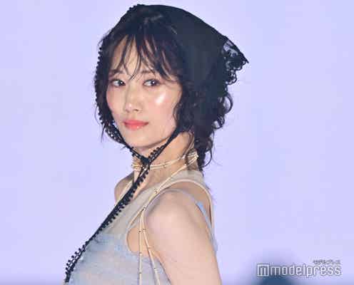 山下美月、シースルーキャミがセクシー ヘッドドレスでキュートに【GirlsAward 2025SS】