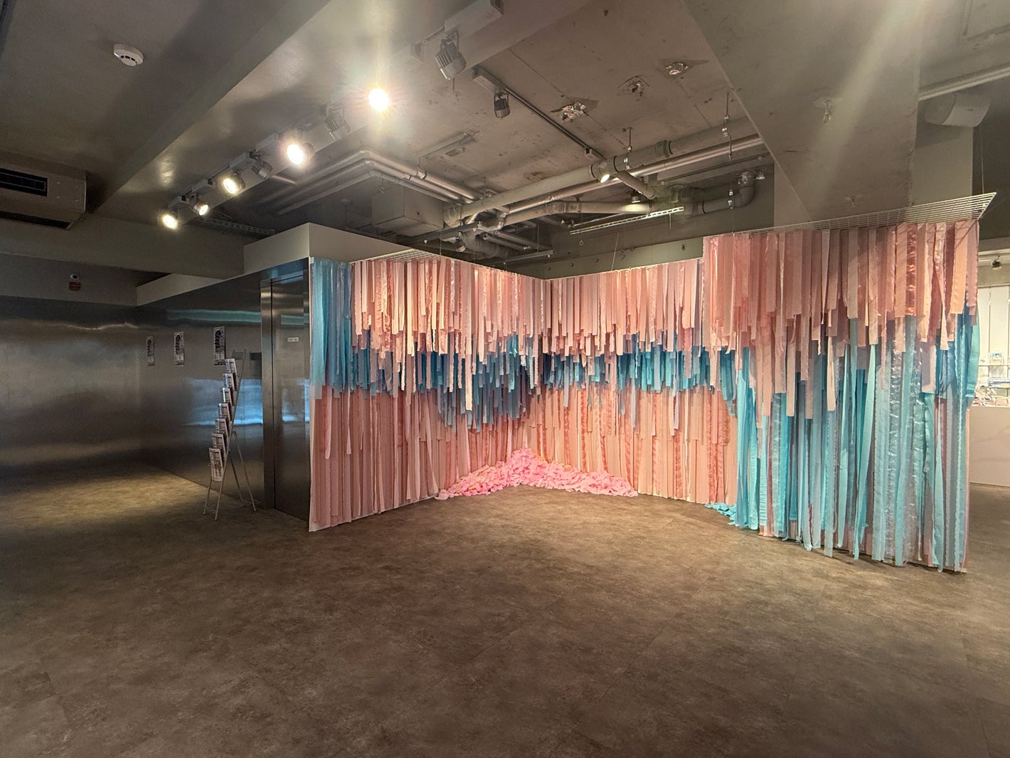 「SEVENTEEN 2026 JAPAN FANMEETING ‘YAKUSOKU’ POP-UP STORE」フォトゾーン（P）＆（C）PLEDIS Entertainment