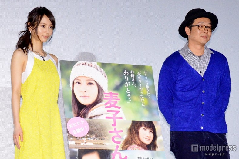 （左より）堀北真希、吉田恵輔監督