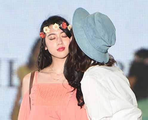三吉彩花&江野沢愛美“みよまな”コンビ、ほっぺにキスで歓声
