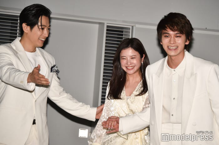 ディーン・フジオカ、北村匠海からエスコートされ登壇する吉高由里子 (C)モデルプレス