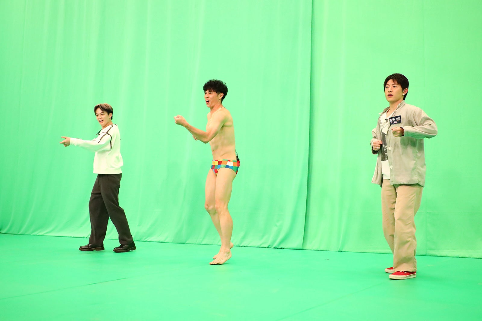 鶴房汐恩、小島よしお、佐野玲於（C）フジテレビ