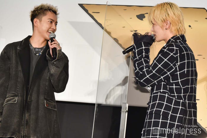 「NCT 127」と自己紹介した三山凌輝、すかさずツッコむ中本悠太 (C)モデルプレス