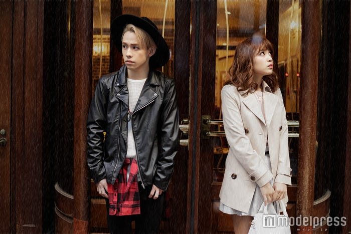 “謎のイケメン”に扮したりゅうちぇる(左)、松本愛と胸キュンデートを体現/「JELLY」5月号(画像提供:ぶんか社)