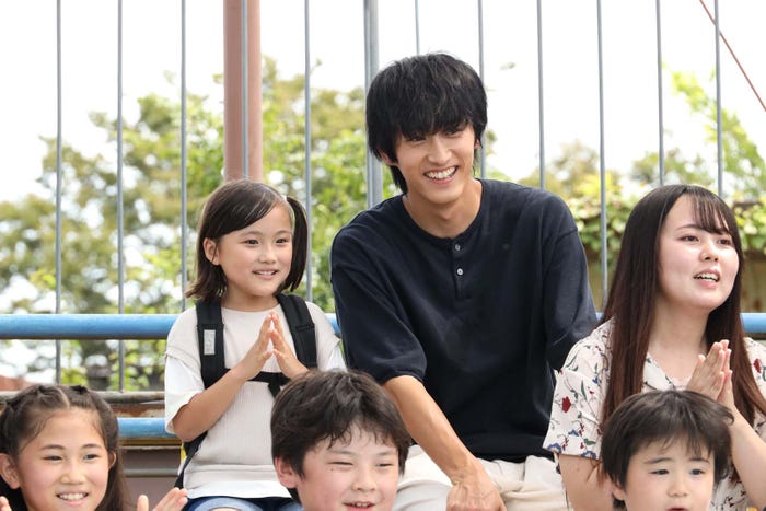 宮崎莉里沙、杉野遥亮「ばらかもん」第9話より(C)フジテレビ