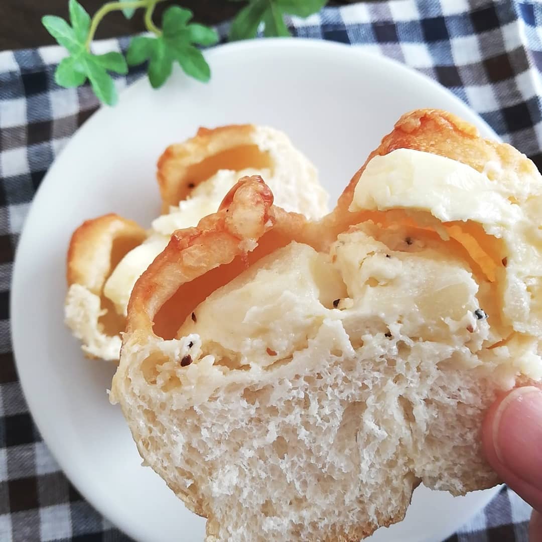 ローソンのじゃがバターパンの断面写真