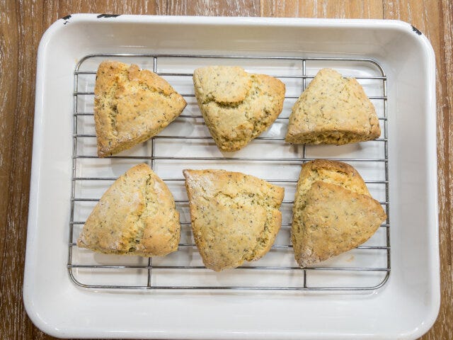 焼き上がったスコーンを乗せ、完全に冷まします。