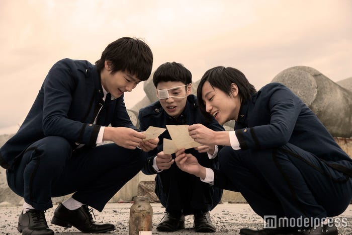 幼なじみのタミヤ(野村周平)、ダフ(柾木玲弥)、カネダ(藤原季節)(C)2016『ライチ☆光クラブ』製作委員会