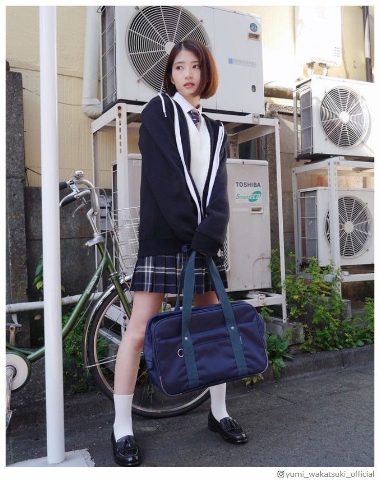 若月佑美、ミニスカ制服ショット公開「反則級の可愛さ」「美脚すぎる」と反響