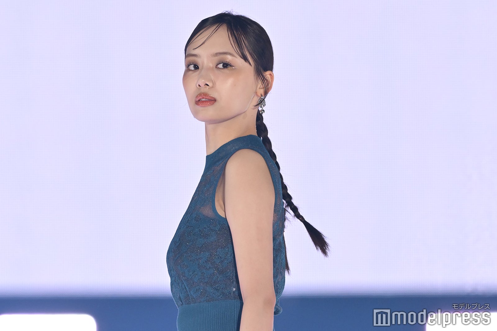 元日向坂46濱岸ひより、タイトスカートで美ボディライン引き立つ