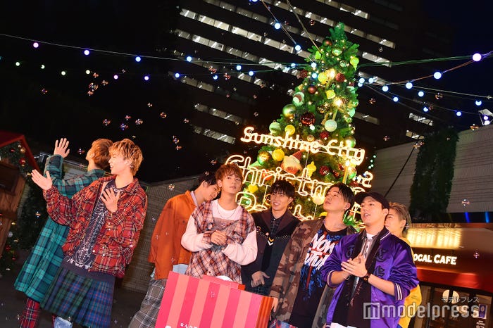 シャボン玉に歓声を上げるFANTASTICS(C)モデルプレス