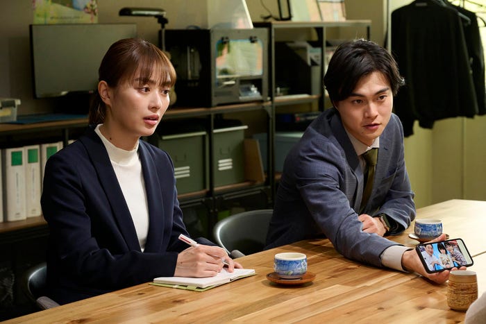 内田理央、結木滉星「ダブルチート 偽りの警官 Season1」第7話より(C)テレビ東京 WOWOW