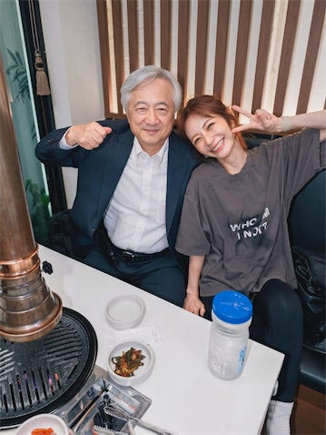 「お父様そっくり」宮崎麗果、父・白眞勲氏との親子ショットに反響「笑顔も瓜二つ」