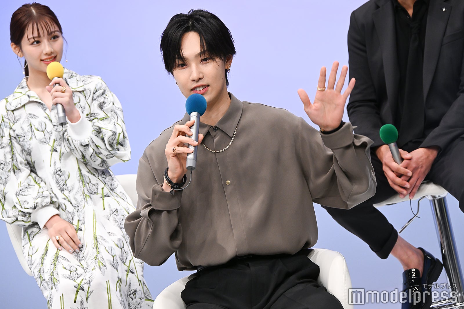 ジェスチャーしりとりを皆に伝わるように説明する堀夏喜（C）モデルプレス