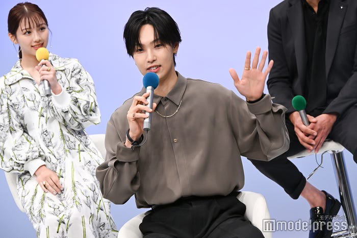 ジェスチャーしりとりを皆に伝わるように説明する堀夏喜(C)モデルプレス