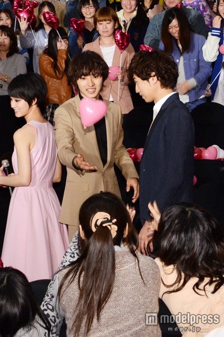 ファンにバルーンを手渡す山崎賢人