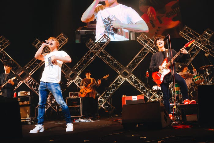 手越祐也&キュウソネコカミ/写真:関口佳代(提供写真)