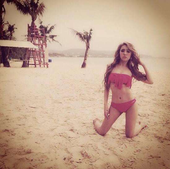 水着ショット/桜井莉菜Instagramより