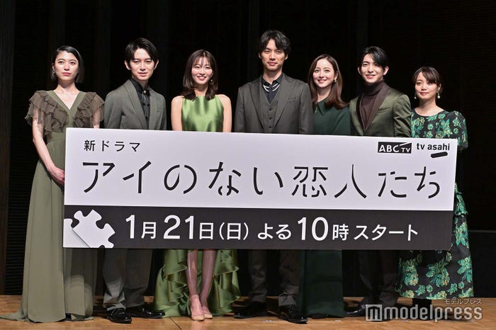 (左から)成海璃子、本郷奏多、岡崎紗絵、福士蒼汰、佐々木希、前田公輝、深川麻衣(C)モデルプレス