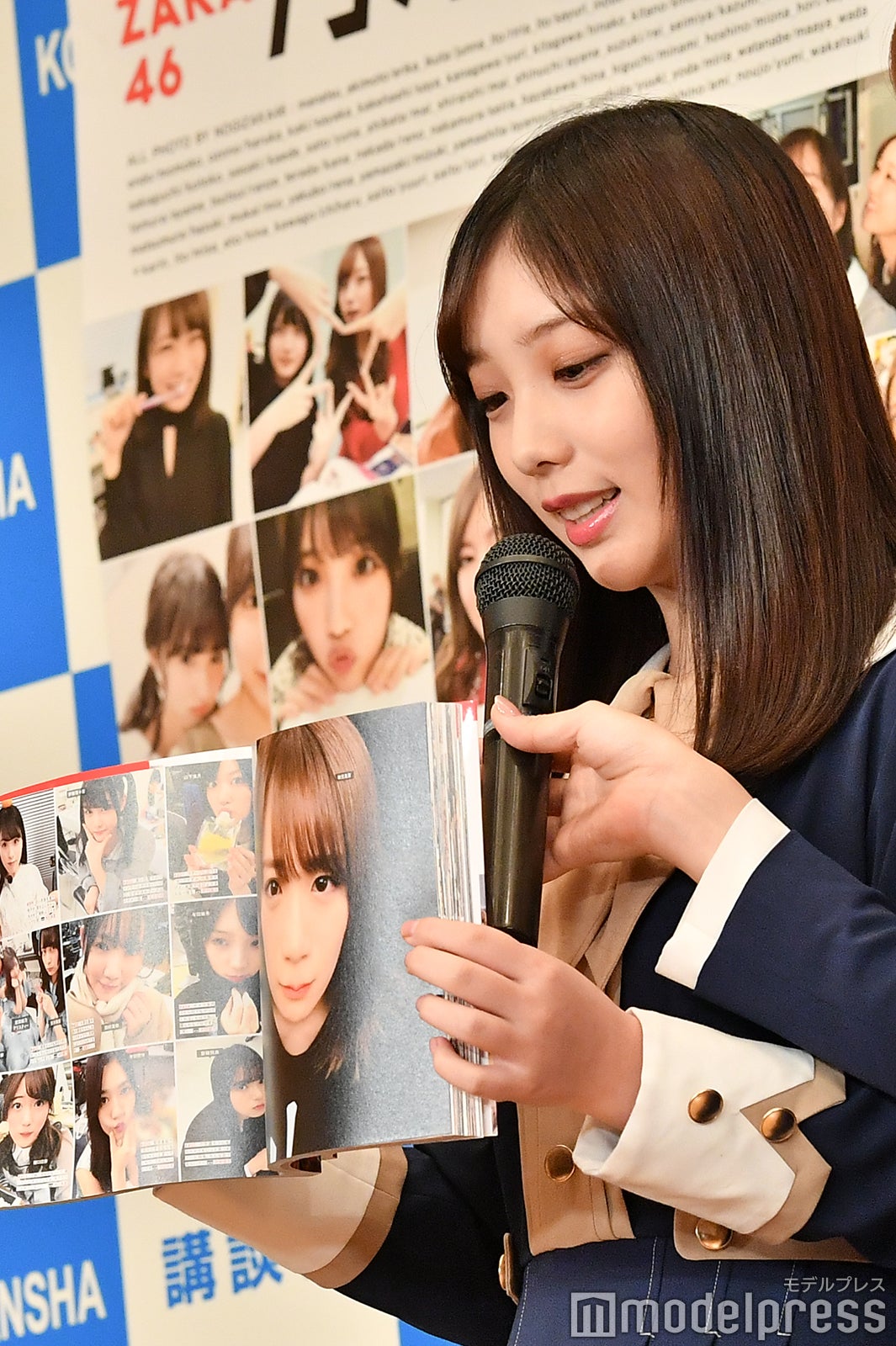 秋元真夏が泣いている写真を紹介する与田祐希（C）モデルプレス