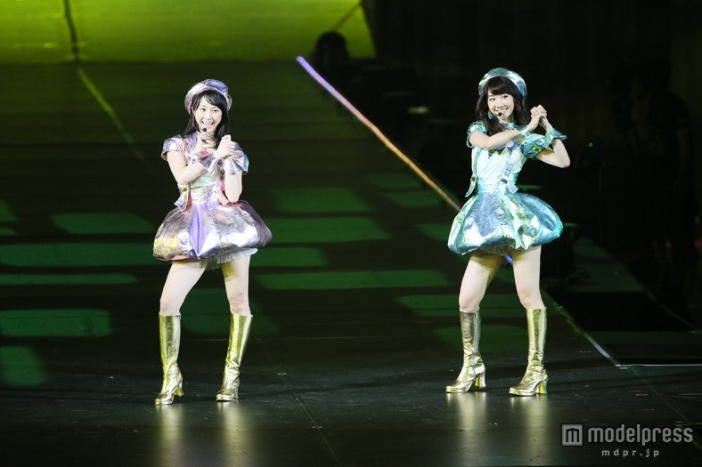 「となりのバナナ」／「AKB48 2013真夏のドームツアー～まだまだ、やらなきゃいけないことがある～」札幌ドーム公演より（C）AKS