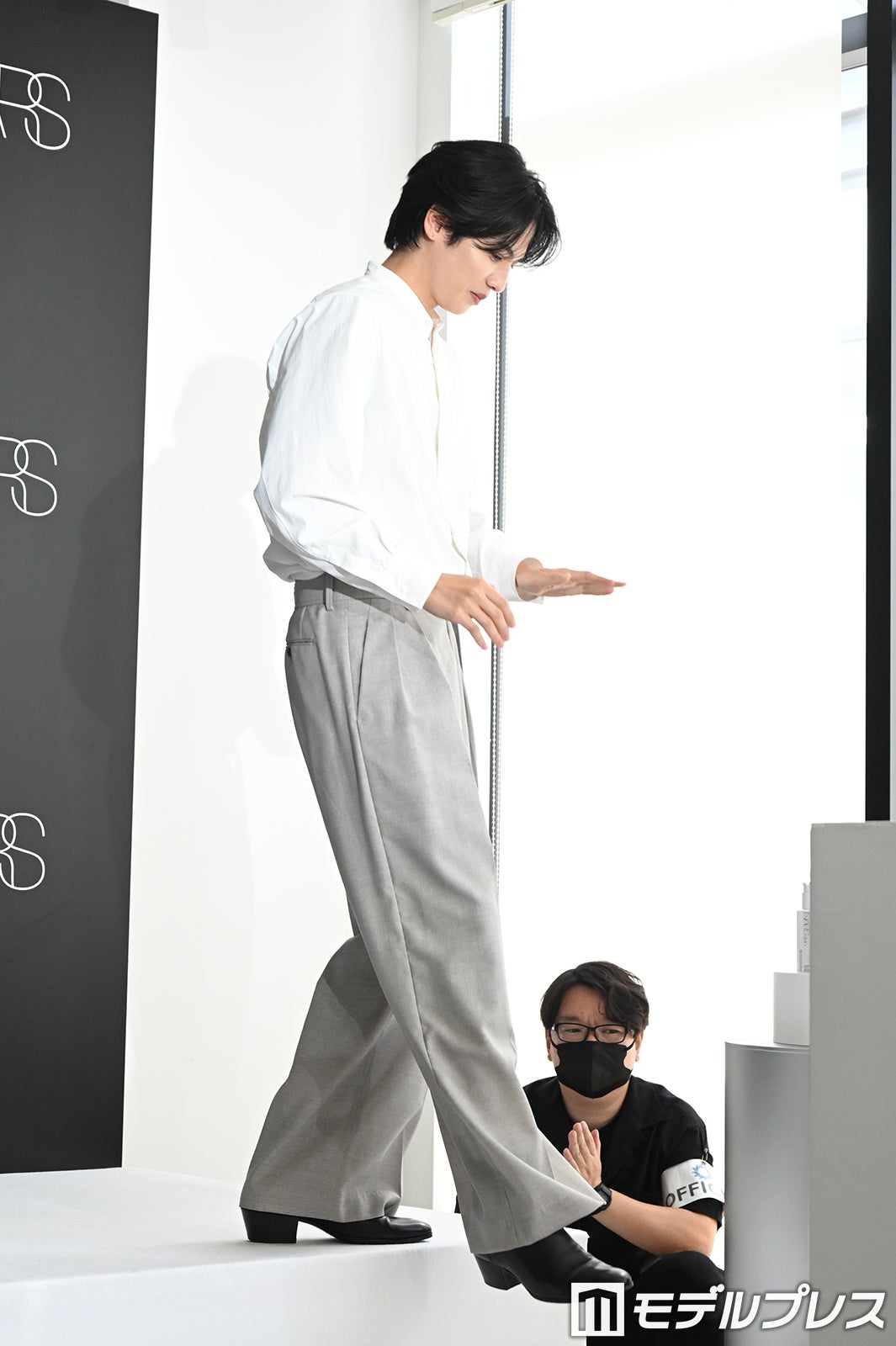 降壇時まで自分の手は大丈夫だったか気にする志尊淳（C）モデルプレス