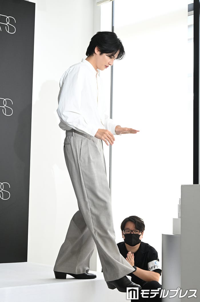 降壇時まで自分の手は大丈夫だったか気にする志尊淳(C)モデルプレス
