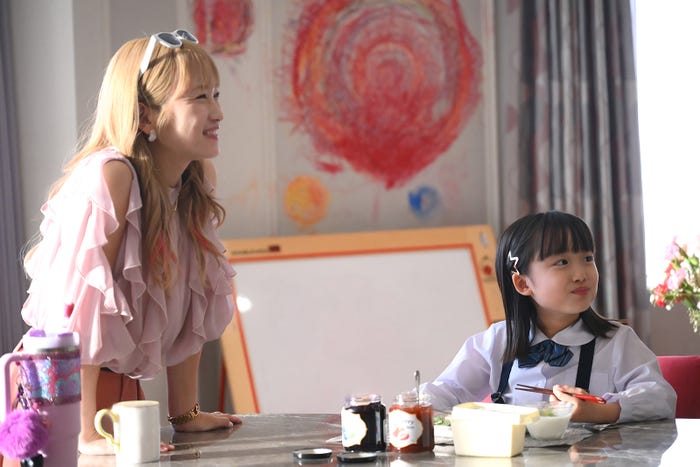 川栄李奈、池村碧彩「フェイクマミー」第3話(C)TBS