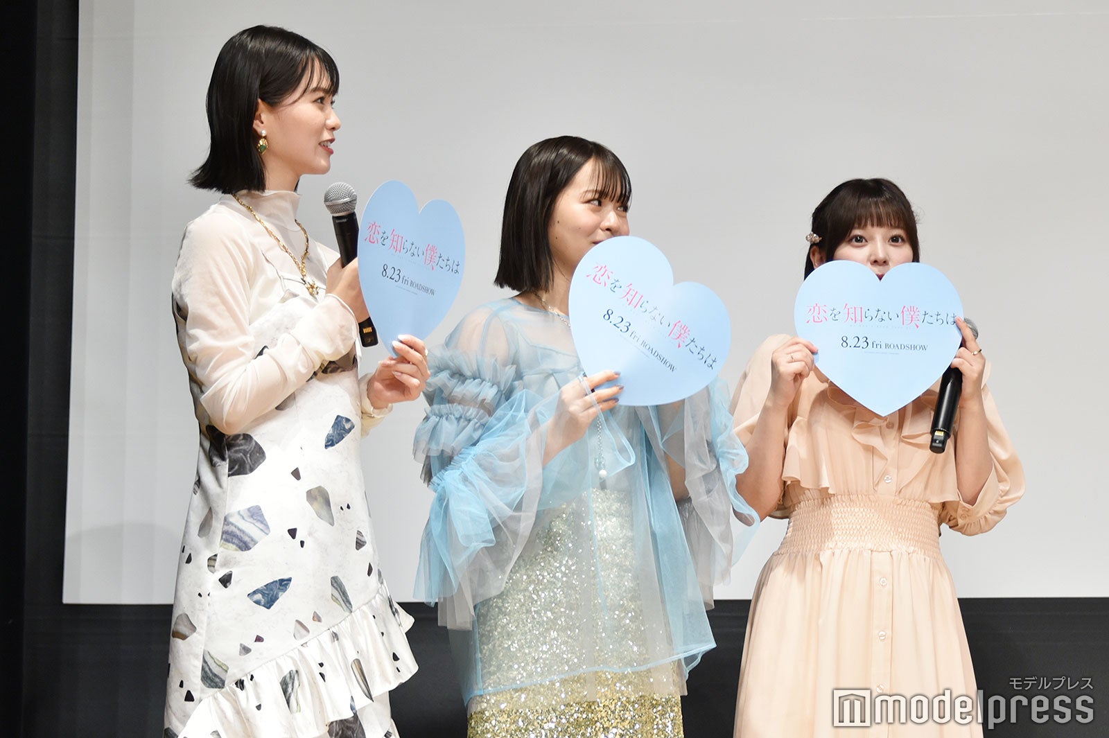 突然オリジナルソングを歌いだした猪狩蒼弥に冷ややかな目を向ける女性キャスト陣（志田彩良、莉子、齊藤なぎさ）（C）モデルプレス