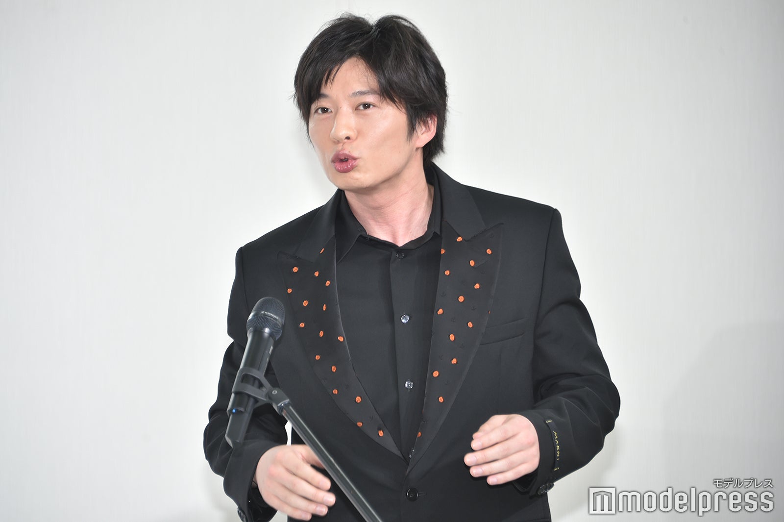 高畑充希とのキスシーンを一生懸命ジェスチャーする田中圭（C）モデルプレス