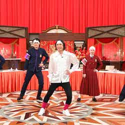 （左から）増田貴久、宮野真守、ふかわりょう、小芝風花、岡村隆史（C）日本テレビ