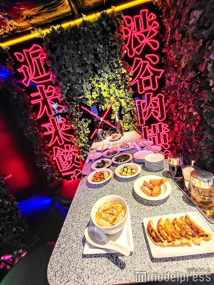 「近未来餃子H」食事(C)モデルプレス