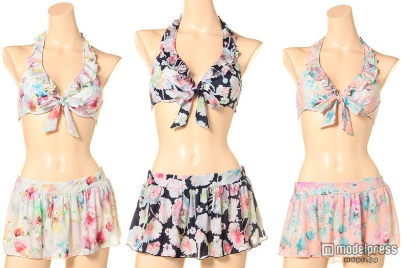 ホルターネックフラワー柄3点セットビキニ18,360円(税込)ホワイト、ネイビー、ピンクの3色展開「Swimwear Collection」