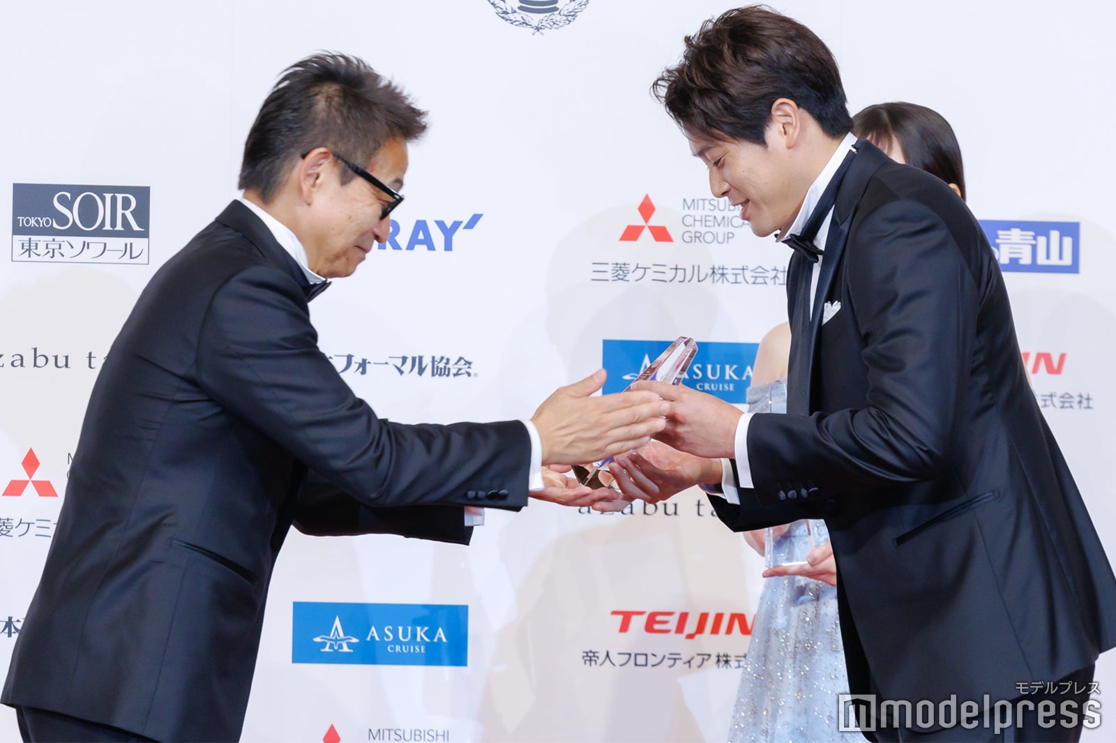 盾を受け取る内田篤人（C）モデルプレス