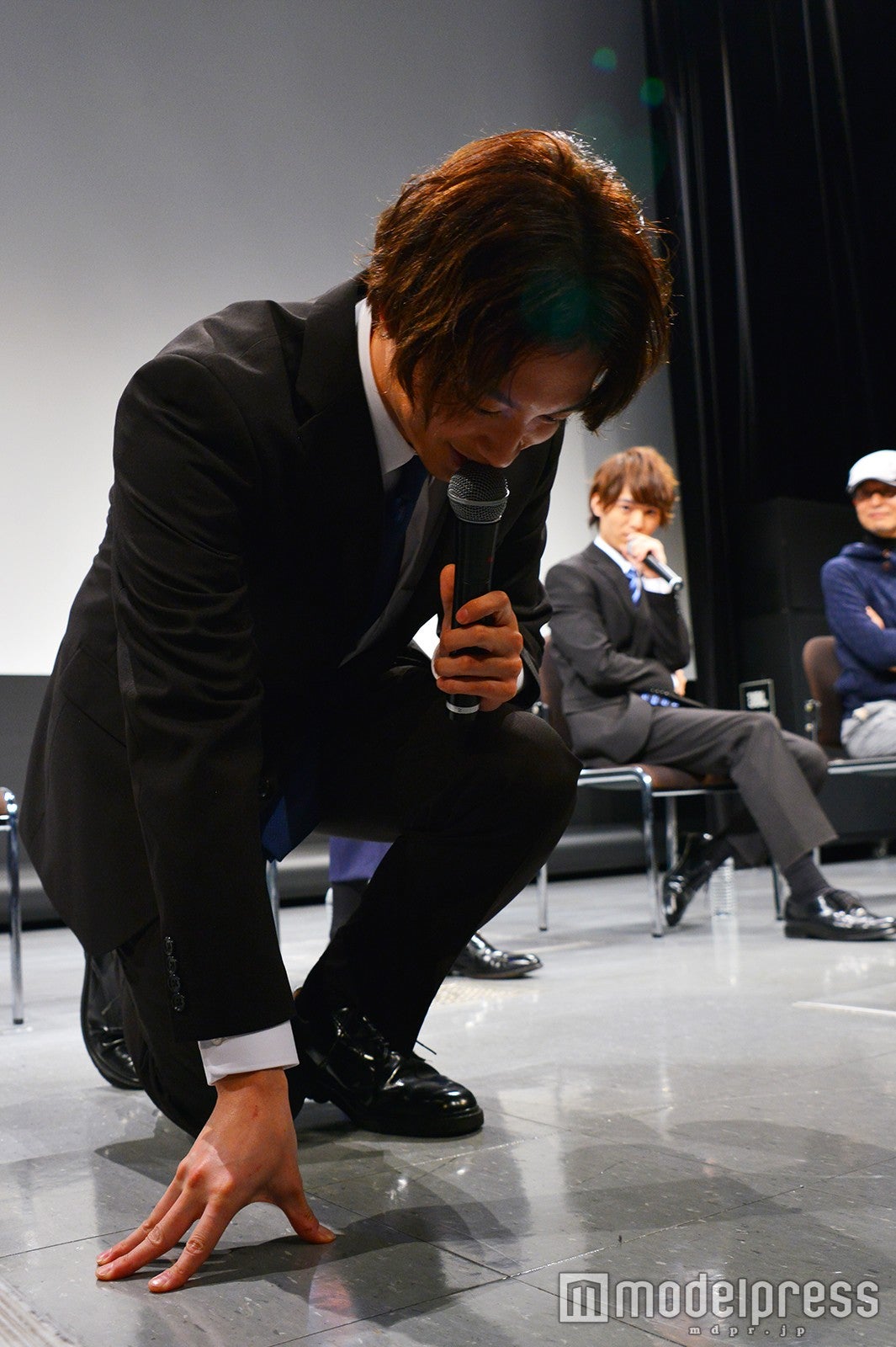 “ひとりクラウチングスタート”を披露した渡部秀（C）モデルプレス