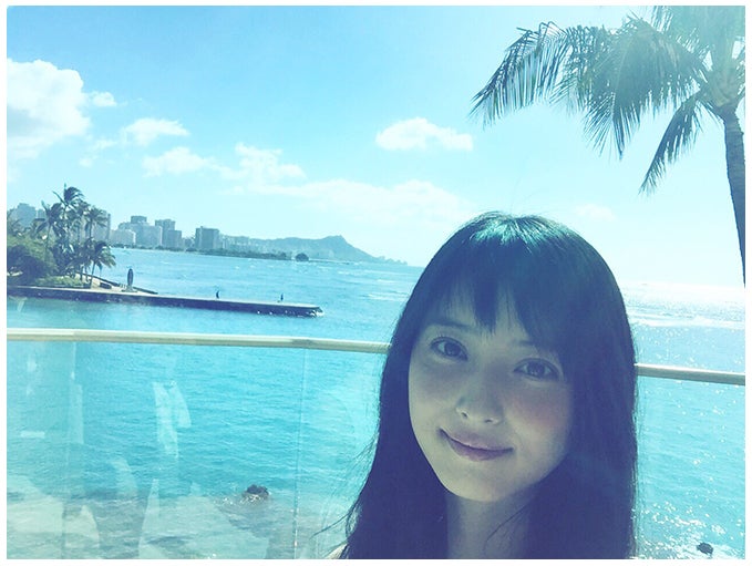 ビーチをバックにリラックス／佐々木希オフィシャルブログより