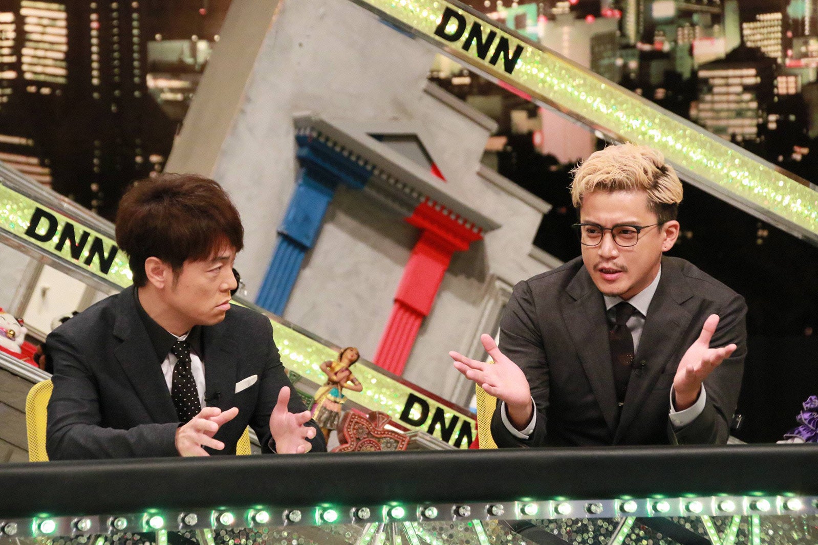 （左から）陣内智則、小栗旬（C）フジテレビ