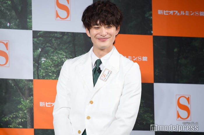 はにかむ岡田将生(C)モデルプレス